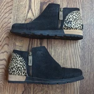 Sorrel low ankle boots in black/ leopard